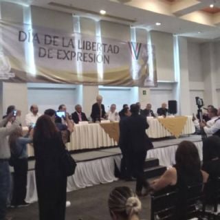 "Fuera, fuera", gritan a Jenaro Villamil en el Día de la Libertad de Expresión en Veracruz
