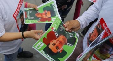 Familiares crean estampas gigantes de personas desaparecidas con el diseño del álbum del Mundial 2026 para protestar en Guadalajara