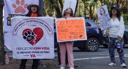 Miembros del Refugio Franciscano cierran carriles de Circuito Interior a la altura del AICM