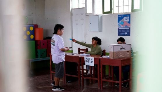 Detienen a dos miembros de un partido político en Perú por marcar 90 boletas de la elección