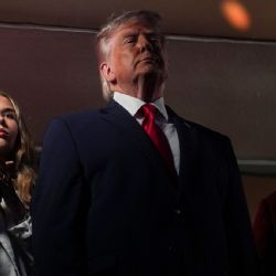 Trump es abucheado al aparecer en las pantallas gigantes durante la ceremonia del himno en el Juego 3 de las Finales de la NBA