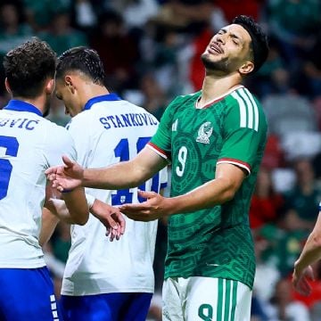 ¡Sin equipo a días del Mundial! Fulham anuncia la salida del delantero mexicano Raúl Jiménez