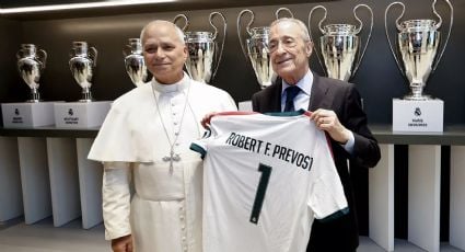 El papa León XIV visita el Santiago Bernabéu tras declararse fan del Real Madrid: impide que Florentino Pérez le bese la mano