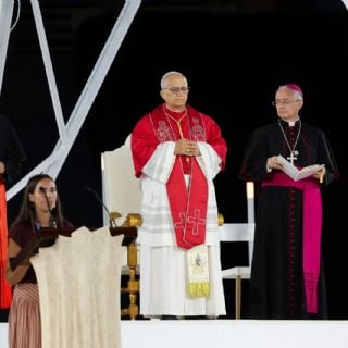 El papa se reúne con Bad Bunny y su familia tras asistir al estadio Santiago Bernabéu
