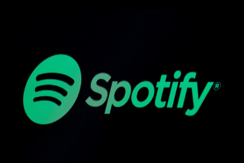 Spotify avisará sobre programas que aborden la Covid ante ola de críticas