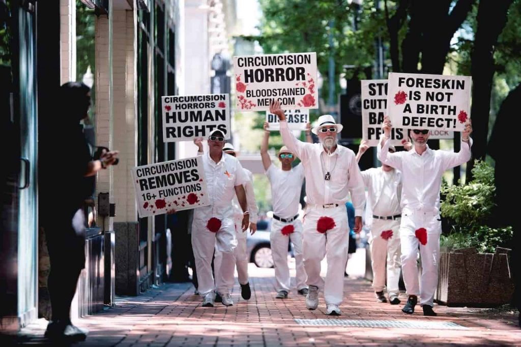 "Hombres Manchados de Sangre” protestan contra la circuncisión. EFE