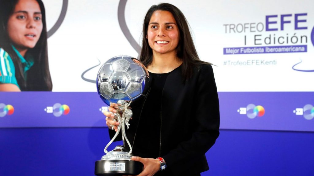 Kenti Robles recibió el primer Trofeo EFE a la mejor latinoamericana de la Liga española