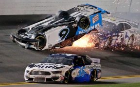 Momento del impacto del auto de Ryan Newman en Daytona 500