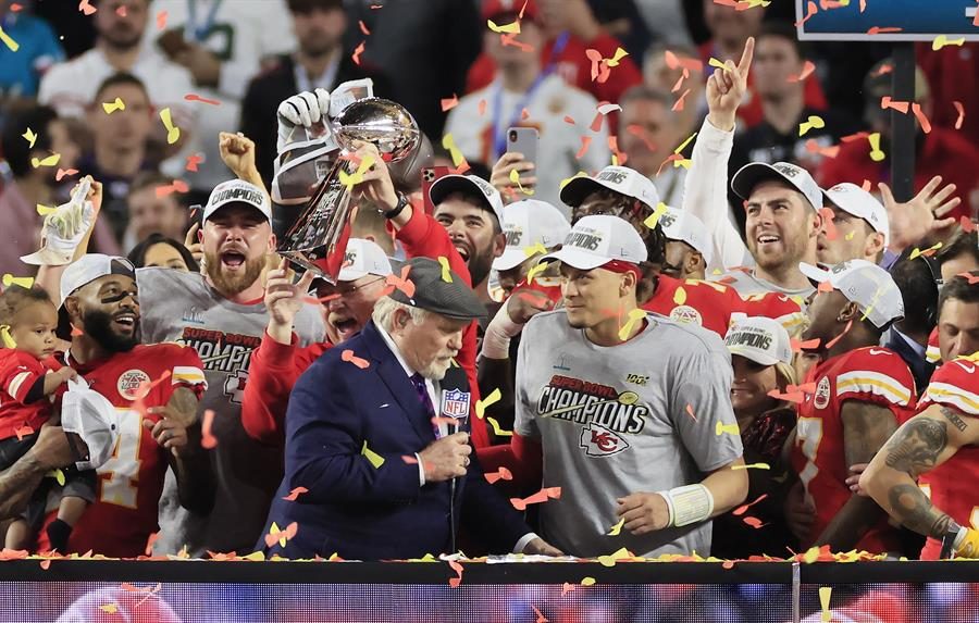 Los Kansas City Chiefs celebran con el trofeo Vince Lombardy tras vencer a San Francisco 49ers en el Super Bowl LIV