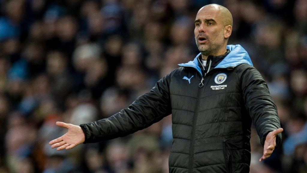 Josep Guardiola, técnico del Manchester City, en actitud de protesta