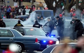 Policías de Kansas City y Missouri detienen al conductor de un vehículo que invadió la ruda del desfile de los Chiefs