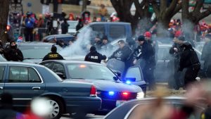 Policías de Kansas City y Missouri detienen al conductor de un vehículo que invadió la ruda del desfile de los Chiefs