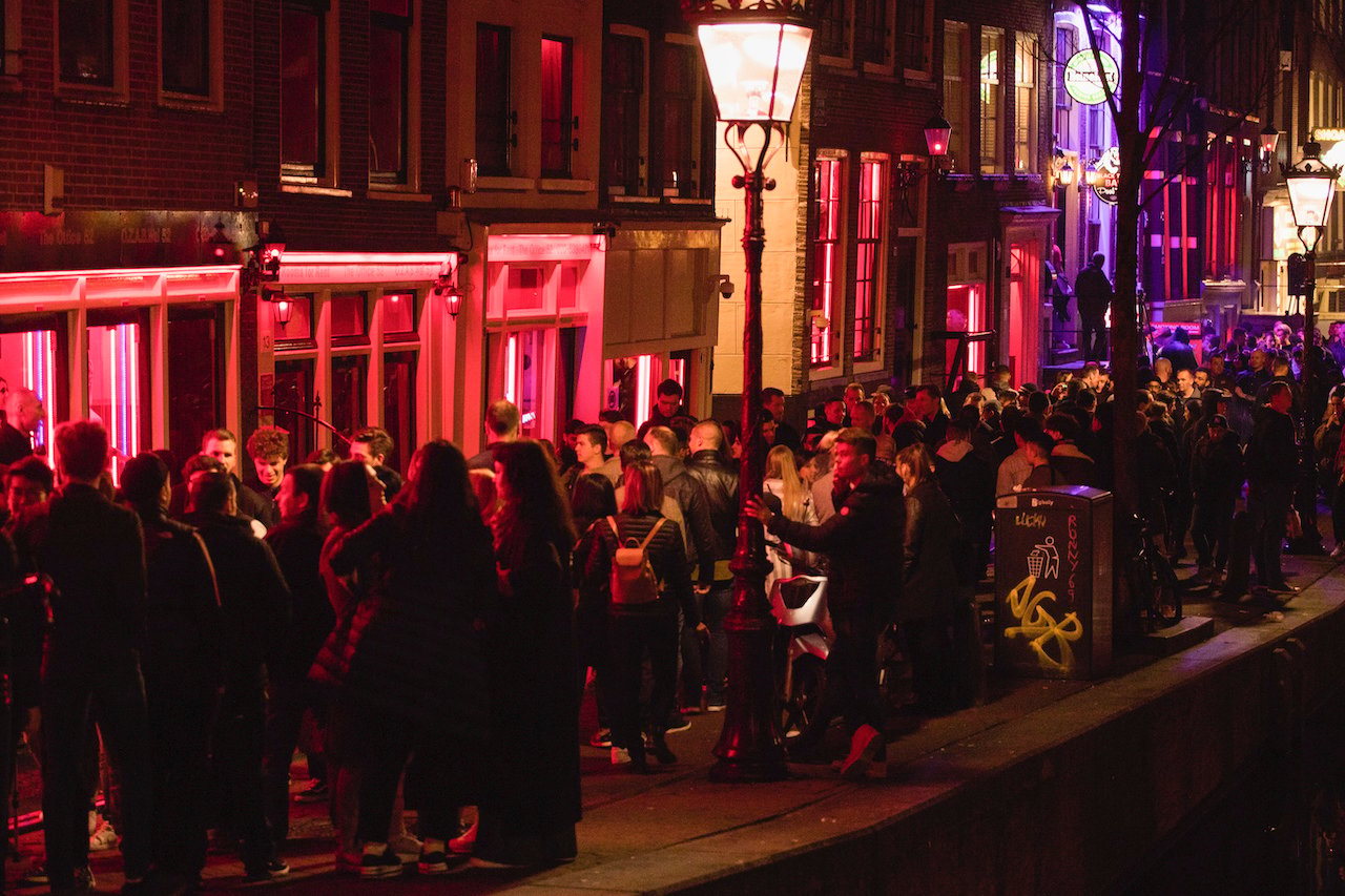 La Ciudad De Ámsterdam Prohíbe Visitas Guiadas A La Zona Roja