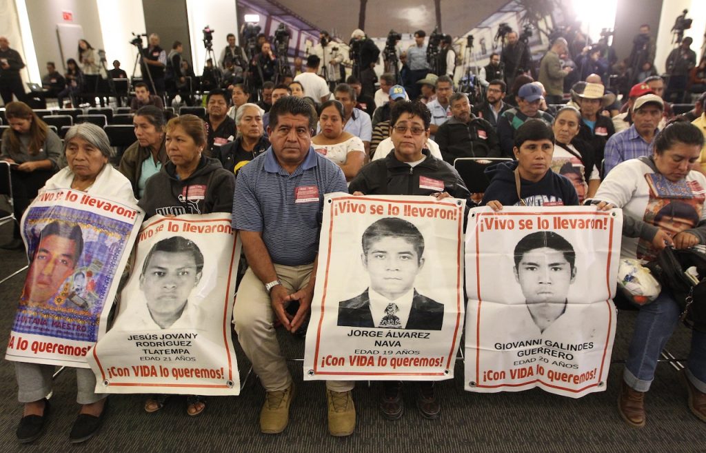 Familiares de los 43 normalistas de Ayotzinapa, en cuya desaparición se relaciona a 'El Mochomo'