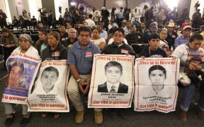 Familiares de los 43 normalistas de Ayotzinapa, en cuya desaparición se relaciona a 'El Mochomo'