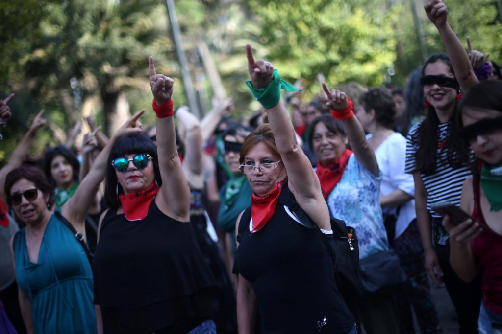 el-estado-opresor-es-un-macho-violador-chilenas-exigen-su-derecho-a-manifestarse