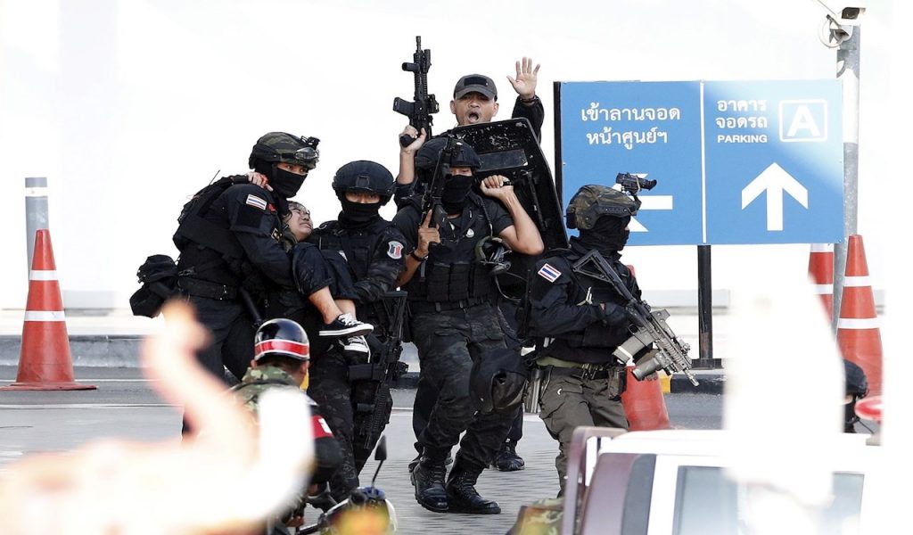 Termina crisis en Tailandia; Policía abate al tirador que mató a 21 personas.