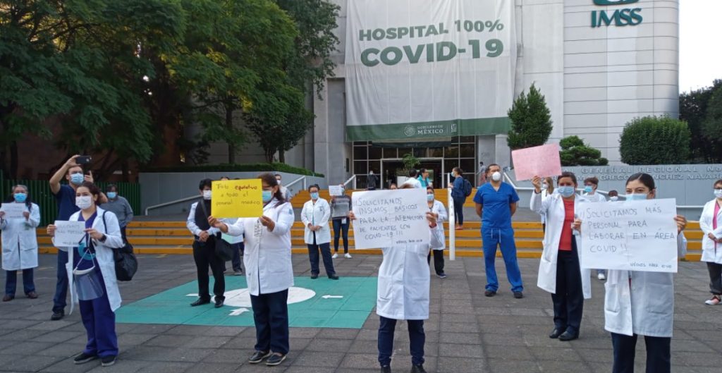Protesta personal del IMSS por falta de insumos para atender Covid-19