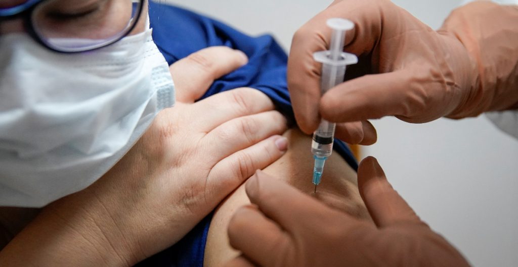 Rusia pausa ensayo de vacuna contra Covid-19 por falta de dosis
