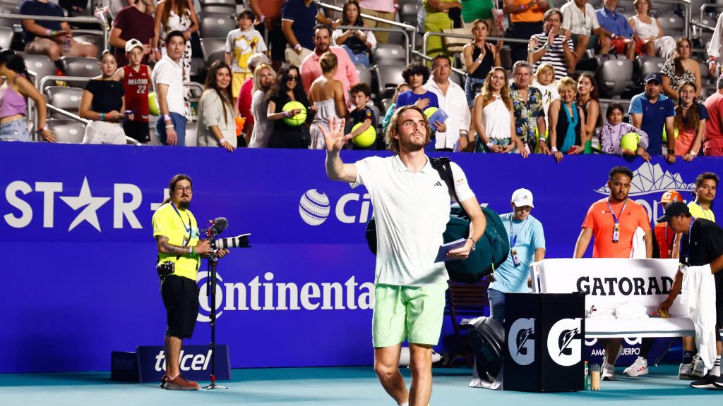 Stefanos Tsitsipas se despide de los aficionados de Acapulco en el Abierto Mexicano de Tenis (Foto: @AbiertoTelcel).