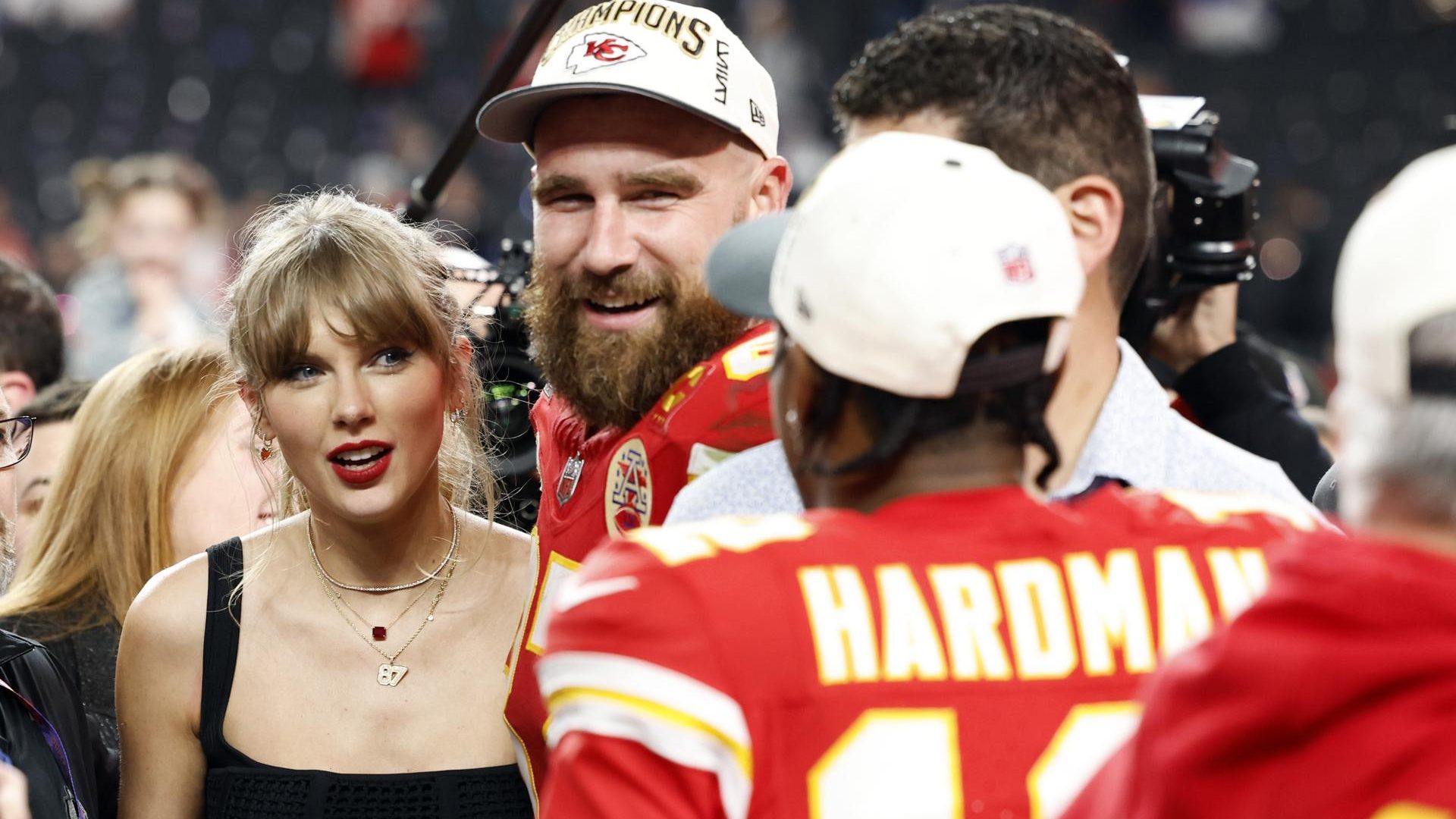 Taylor Swift junto a Travis Kelce tras el título de los Chiefs en el Super Bowl (Foto: EFE).