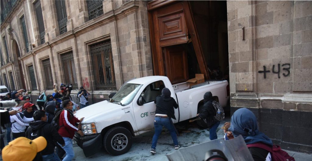 normalistas-ayotzinapa-palacio-nacional